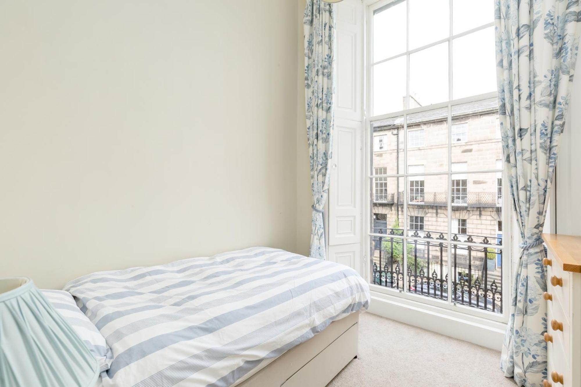 Light And Spacious 2 Bedroom Flat In Heart Of Эдинбург Экстерьер фото